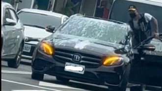 潑漆賓士逆向蛇行！駕駛落網：我用腳開車