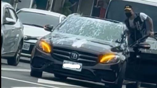 潑漆賓士逆向蛇行！駕駛落網：我用腳開車
