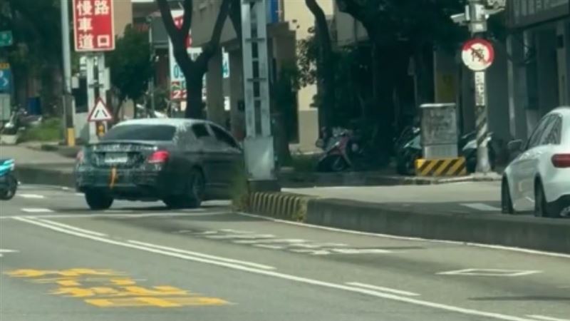 何男駕駛遭人潑漆的賓士車,於台中西屯、南屯區蛇行又逆向,遭警方查緝到案。(圖/翻攝畫面)