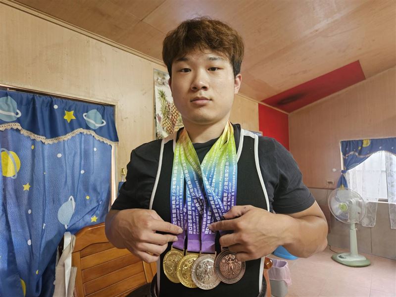 外婆現在最熟悉、驕傲的一句話,就是就是頒獎典禮上主持人高喊的那句「CHINESE TAIPE,陳宇祺」。(圖/雲林家扶提供)