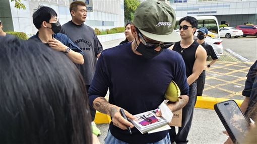 DPR IAN機場暖舉掀暴動！簽名揮手全都來