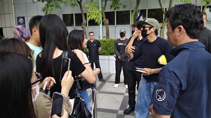 IAN仔細詢問粉絲名字和互動，親民舉動讓粉絲相當暖心。（圖／讀者提供）