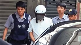 陳男（左2）警訊時雖坦承殺妻分屍罪行，但在法院審理時，卻翻供說是遭附身才犯案。（翻攝東森新聞）