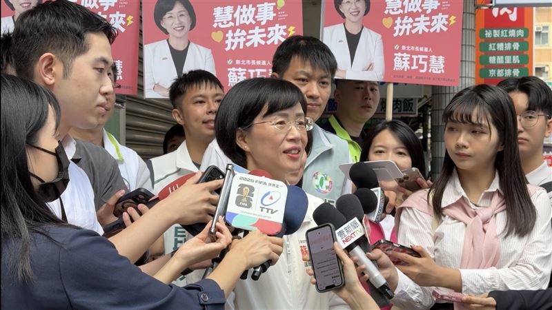 民進黨新北市長參選人蘇巧慧今(31)日赴板橋朝陽市場掃街受訪。(圖/蘇巧慧辦公室提供)