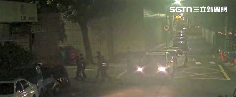 鄭、郭2人前往羅斯福路六段巷內尋仇，卻遭陸姓父子檔反殺。（圖／翻攝畫面）