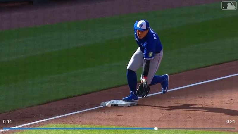 岡本和真踩壘同時接球,策動雙殺守備。(圖/翻攝自MLB官網)