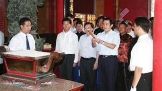 馬英九拜過金門城隍爺！他一句話隔海祝福