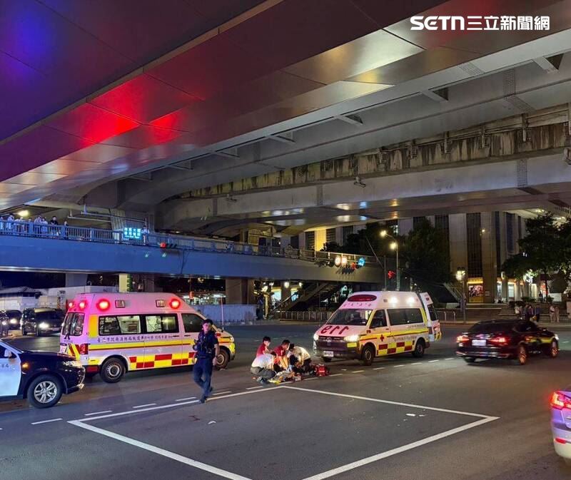八旬老婦從台北車站旁天橋墜落身亡。（圖／翻攝畫面）