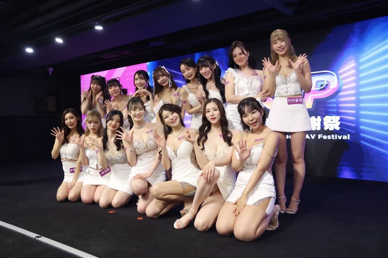 第三回TOP女神感謝祭15位成人女神合體現身會場。(圖/攝影龐文宏提供)