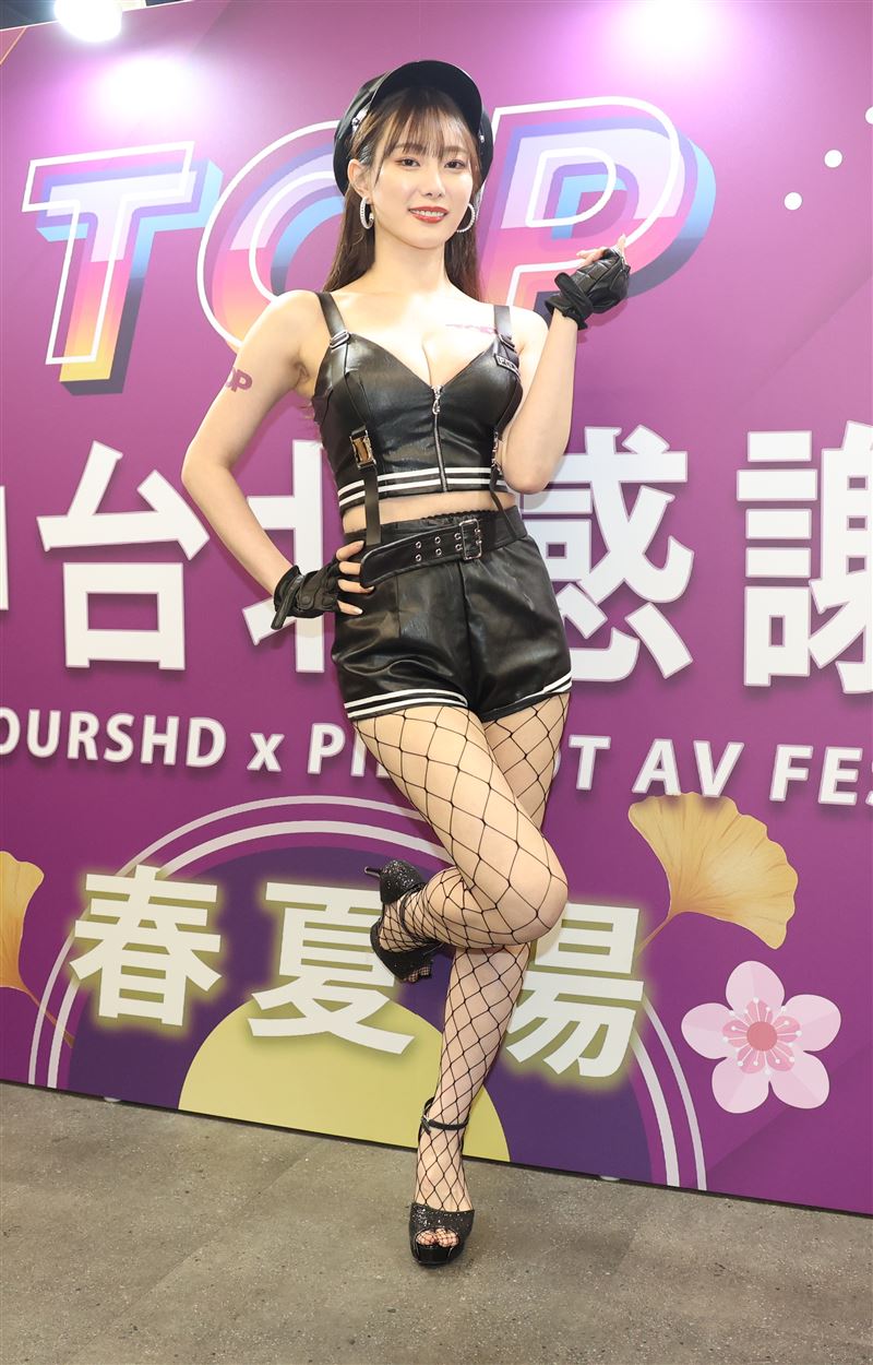 加入「63ANGEL」的美谷朱音正式引退後首露面,COSPLAY一身皮衣警裝讓人為之一亮。(圖/攝影龐文宏提供)