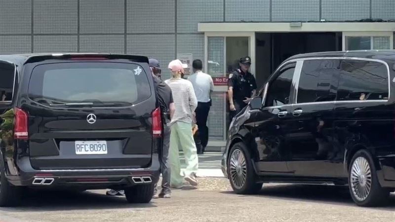 李洪基包緊緊長褲長袖現身 粉憂:怕中暑