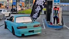 台中后里區三豐路、豐裕加油站，爆出「改裝車瘋狂飆車甩尾」畫面，警方已立即撤銷相關活動路權申請。（圖／翻攝畫面）