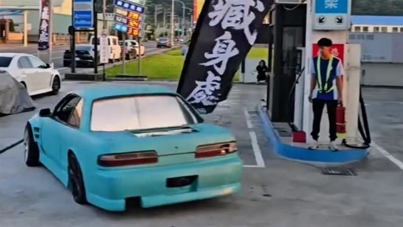 改裝車加油站狂甩尾!警:已撤銷路權申請