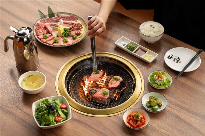 乾杯燒肉推出17款商業午餐,主打日本A5和牛套餐399元起,附沙拉、3款小菜,越光米飯與每日湯品皆可無限續點。(圖/品牌業者提供)