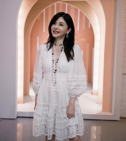 何如芸低調陪伴著母親。（圖／翻攝自臉書）