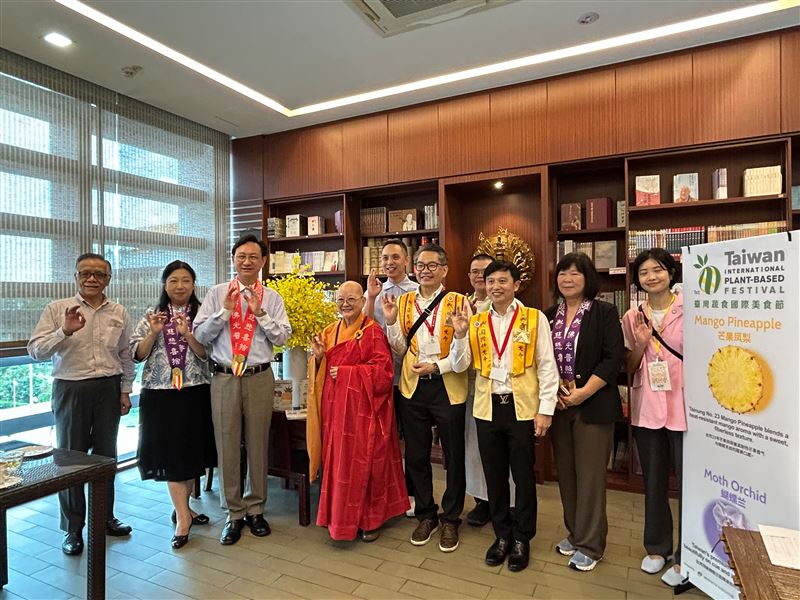 台灣國際蔬食美食節在新加坡登場,同步舉辦「星雲大師特展」、浴佛法會及禮拜四大菩薩等宗教文化活動。(圖/駐新加坡代表處提供)
