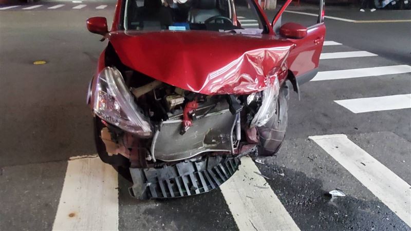 王男的汽車車頭幾乎全毀。(圖/翻攝畫面)