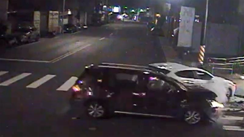 2車相撞推擠瞬間。(圖/翻攝畫面)