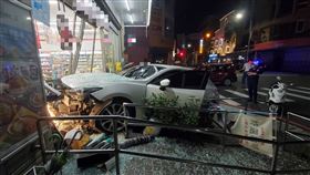 陳男的汽車失控撞進超商。（圖／翻攝畫面）