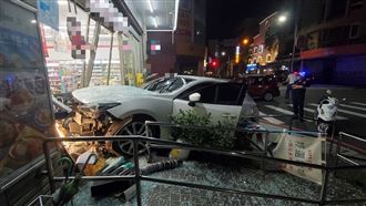 2車未禮讓釀禍！1車失控衝撞進超商
