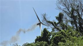 雲林麥寮台電所屬的風力發電機，疑因氣溫過高起火冒煙。（圖／翻攝畫面）