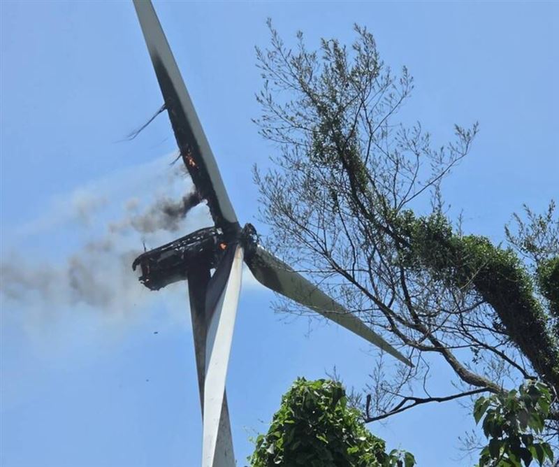 雲林麥寮台電所屬的風力發電機,疑因氣溫過高起火冒煙。(圖/翻攝畫面)