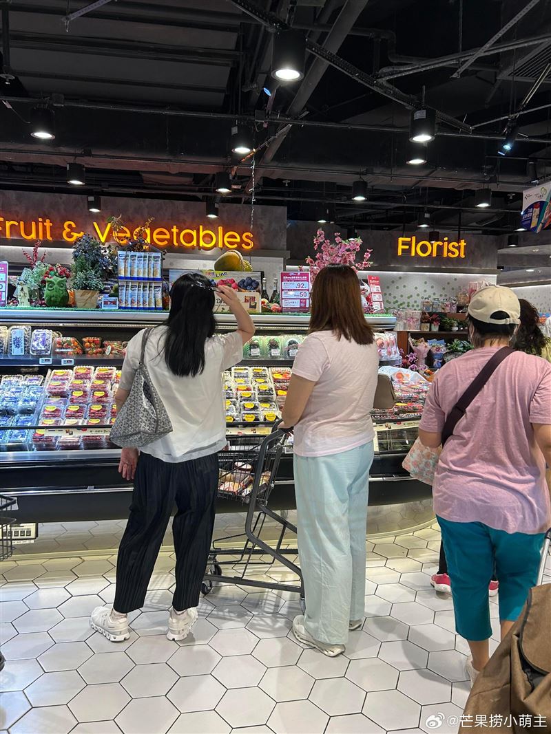 香港有網友近日在超市偶遇劉德華妻子朱麗倩。(圖/翻攝自微博)