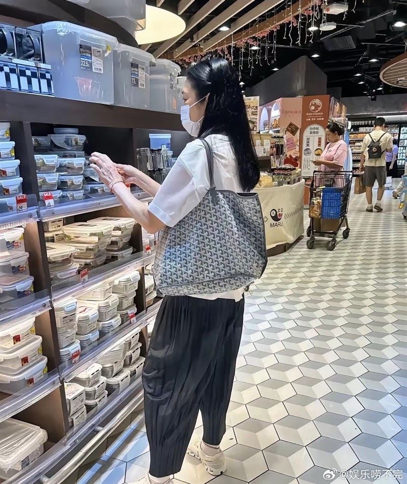 香港有網友近日在超市偶遇劉德華妻子朱麗倩。(圖/翻攝自微博)