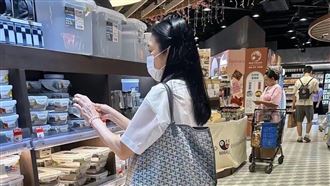 劉德華妻60歲狀態曝光　香港逛超市全被拍