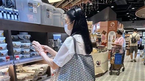 劉德華妻60歲狀態曝光　香港逛超市全被拍