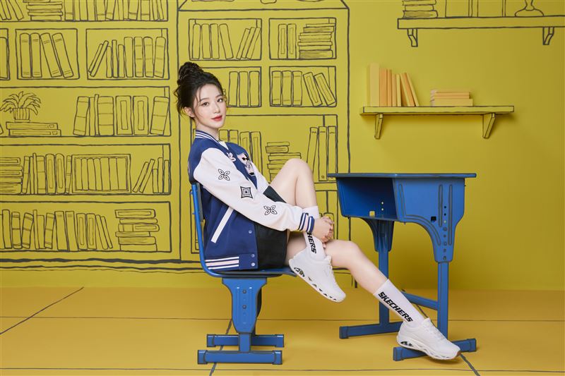 SKECHERS代言人舒華化身校園女孩，演繹青春世代的舒適穿搭主場。（圖／品牌業者提供）