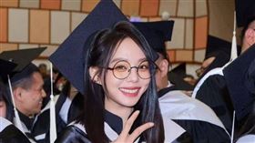 孫淑媚就讀世新大學上海學院傳管系碩專班，獲頒傑出表現獎。（圖／孫淑媚提供）