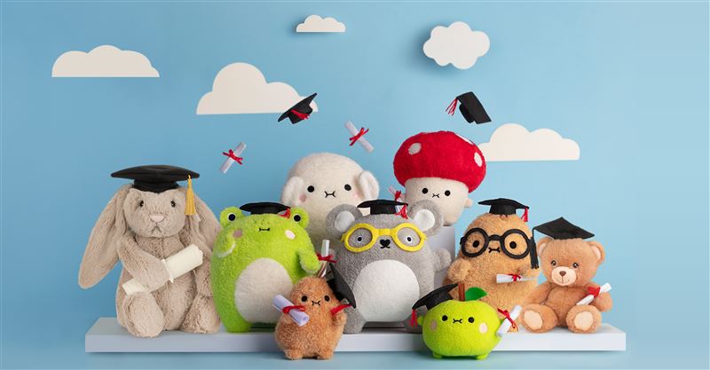 Jellycat、Noodoll與Keel Toys，在今夏推出畢業季限定角色玩偶。（圖／品牌業者提供）