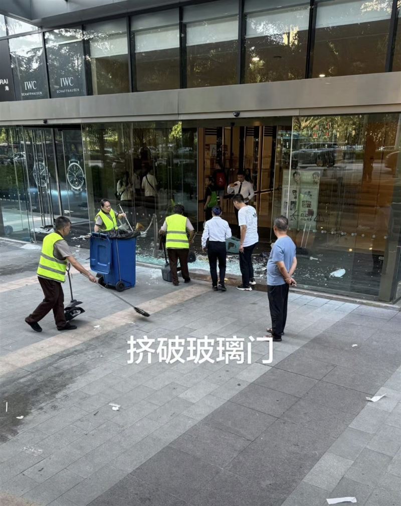 工作人員處理善後。（圖／翻攝自微博）