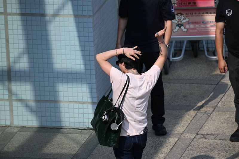 過程中也和粉絲揮手致意。(圖/讀者提供)