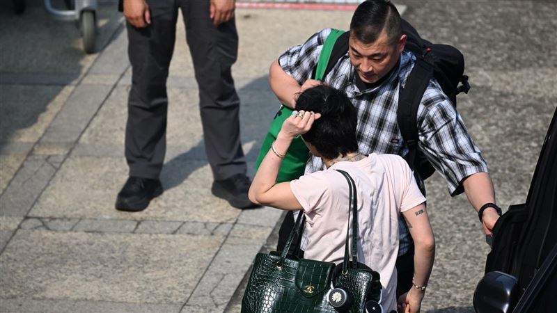 GD揹名牌包現身機場 「轉身鞠躬」超寵粉