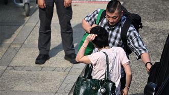 GD揹名牌包現身機場　「轉身鞠躬」超寵粉