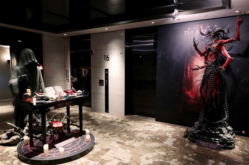 台北六福萬怡酒店《暗黑破壞神IV:憎恨之王》主題樓層首度公開,現場展示高約三米的「憎恨之王:墨菲斯托」大型裝置,結合暗黑祭壇與地獄符文意象,打造玩家踏入聖休亞瑞的沉浸式場域。(圖/飯店旅宿業者提供)