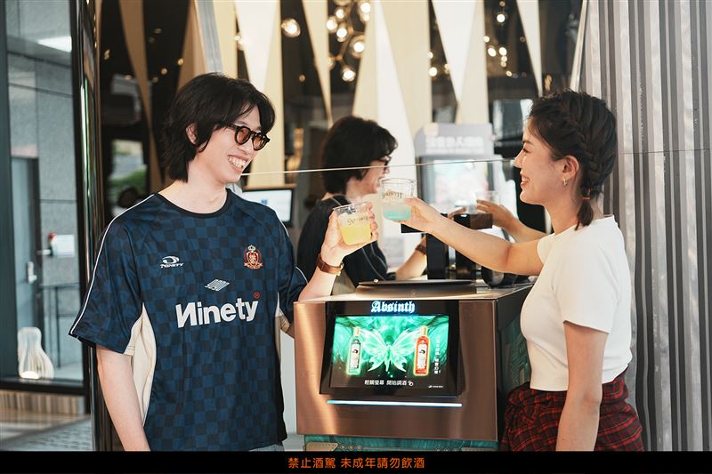 入住趣淘漫旅台北「Couch Friends Stay」專案,即可於大廳體驗AI智能調酒體驗。(圖/飯店旅宿業者提供)