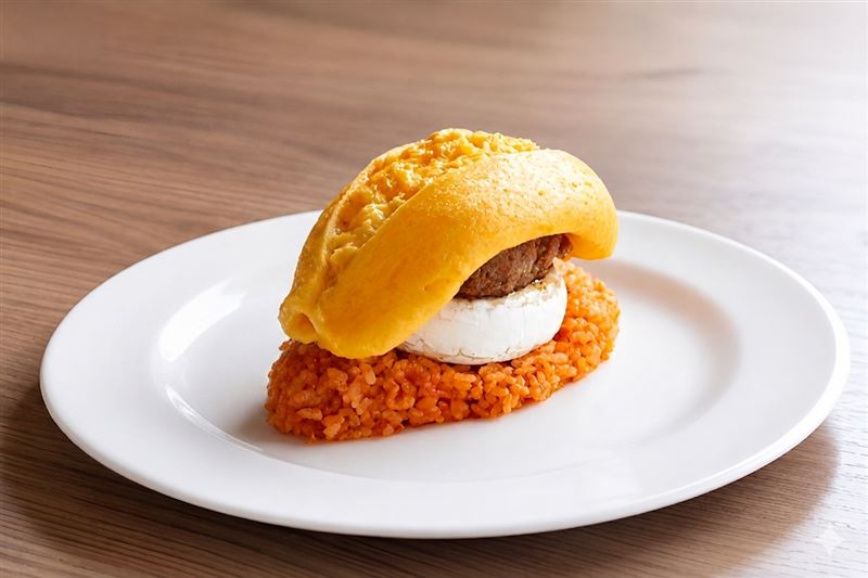 SANTA日本A5和牛漢堡排康門貝爾起司蛋包飯。(圖/飯店旅宿業者提供)