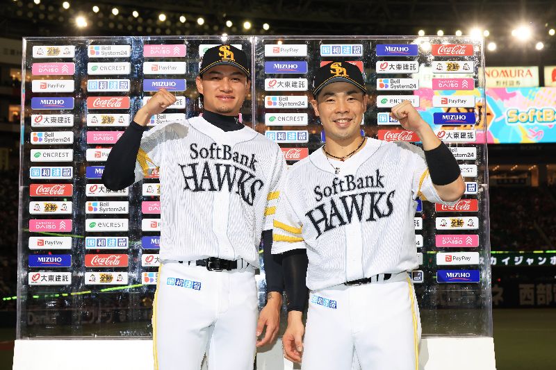 徐若熙6局無失分　奪日職第2勝（2）日本職棒福岡軟銀鷹隊台灣投手徐若熙（左）31日回到一軍，先發6局無失分、飆速157公里，進帳日職生涯第2勝，也登上英雄訪問舞台。圖右為軟銀隊外野手近藤健介。（圖／中央社）