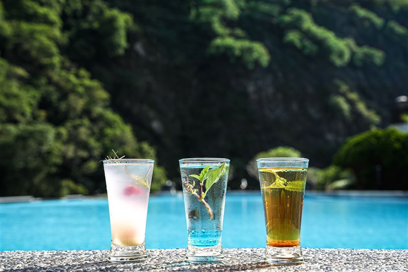 太魯閣晶英酒店《谷風回響》以季風與土地的相遇為靈感,單點每杯400元、三款風味組合價1,000元。(圖/飯店旅宿業者提供)
