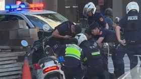 北市單車騎士發生擦撞後持刀砍人，警方將他壓制帶回派出所。（圖／翻攝Threads@_ss.127）