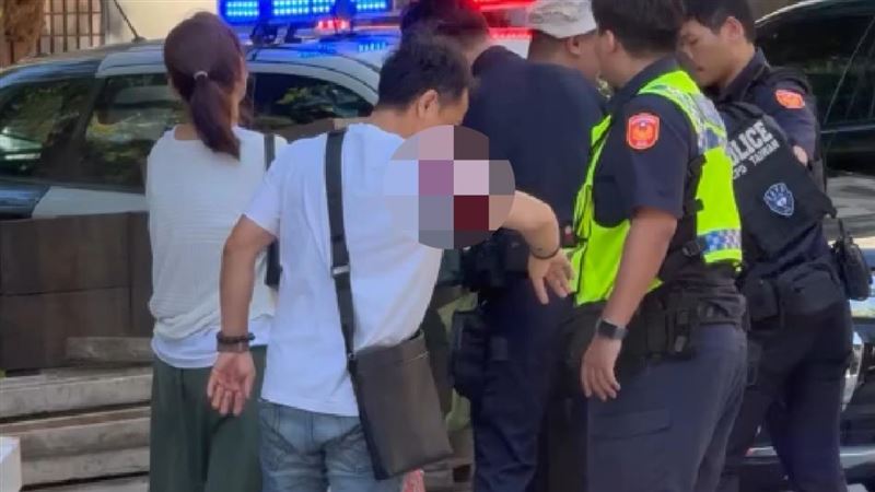 北市男子偕妻外出時與單車騎士發生擦撞,又遭對方持刀砍傷。(圖/翻攝Threads@_ss.127)