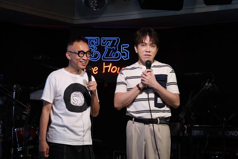 許志豪(右)現身陳盈潔告別音樂會力挺許常德(左)。(圖/記者鄭孟晃攝影)