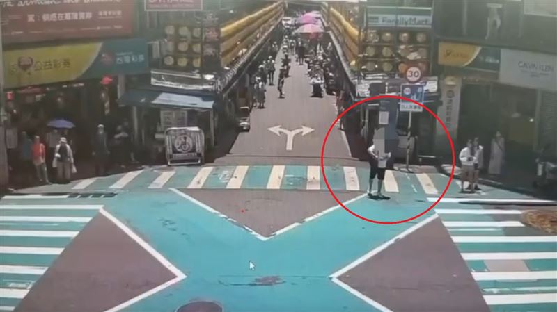 羅男酒後與友人嬉鬧,竟在熱鬧的基隆廟口商圈,雙手持辣椒水狂噴灑。(圖/翻攝畫面)