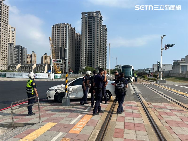 轎車與輕軌發生車禍後,一路被推擠至路邊,直到撞上號誌才停下。(圖/翻攝畫面)