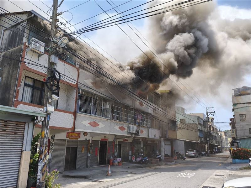 透天厝疑因神明廳起火造成延燒,40多名消防人員衝進火場灌救。(圖/翻攝畫面)