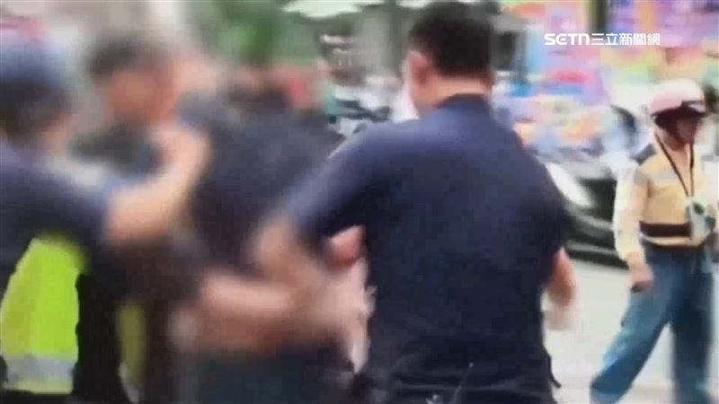 進廟儀式爆衝突!轎班、廟方亂鬥遭警制止