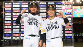 徐若熙6局無失分　奪日職第2勝（2）日本職棒福岡軟銀鷹隊台灣投手徐若熙（左）31日回到一軍，先發6局無失分、飆速157公里，進帳日職生涯第2勝，也登上英雄訪問舞台。圖右為軟銀隊外野手近藤健介。（福岡軟銀鷹提供）中央社記者謝靜雯傳真　115年5月31日